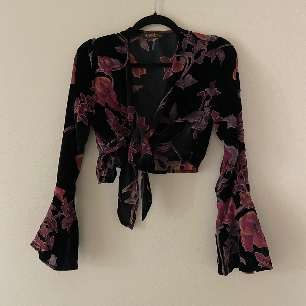 Bell sleeved front knot crop